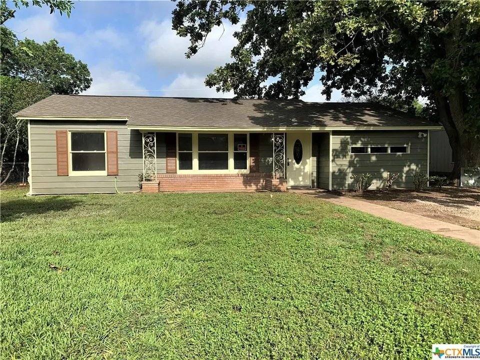 420 Wallace St, Seguin, TX 78155 - House for Rent - Image 1
