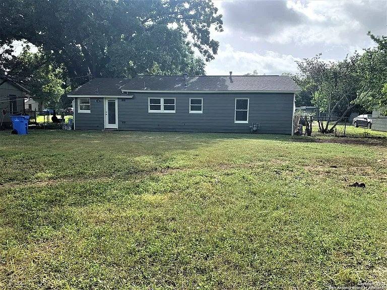 420 Wallace St, Seguin, TX 78155 - House for Rent - Image 4