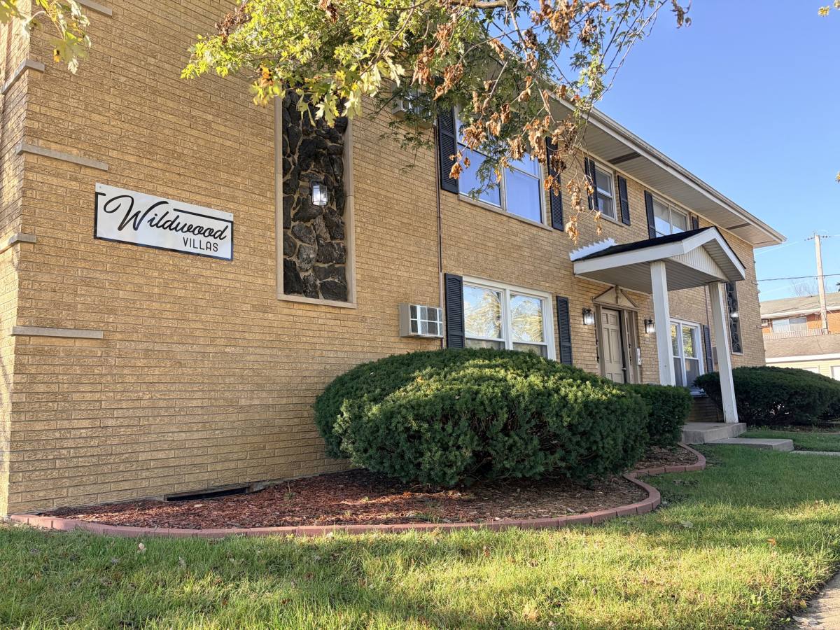 Apartment for rent at 18510 Wildwood Ave #1, Lansing, IL 60438