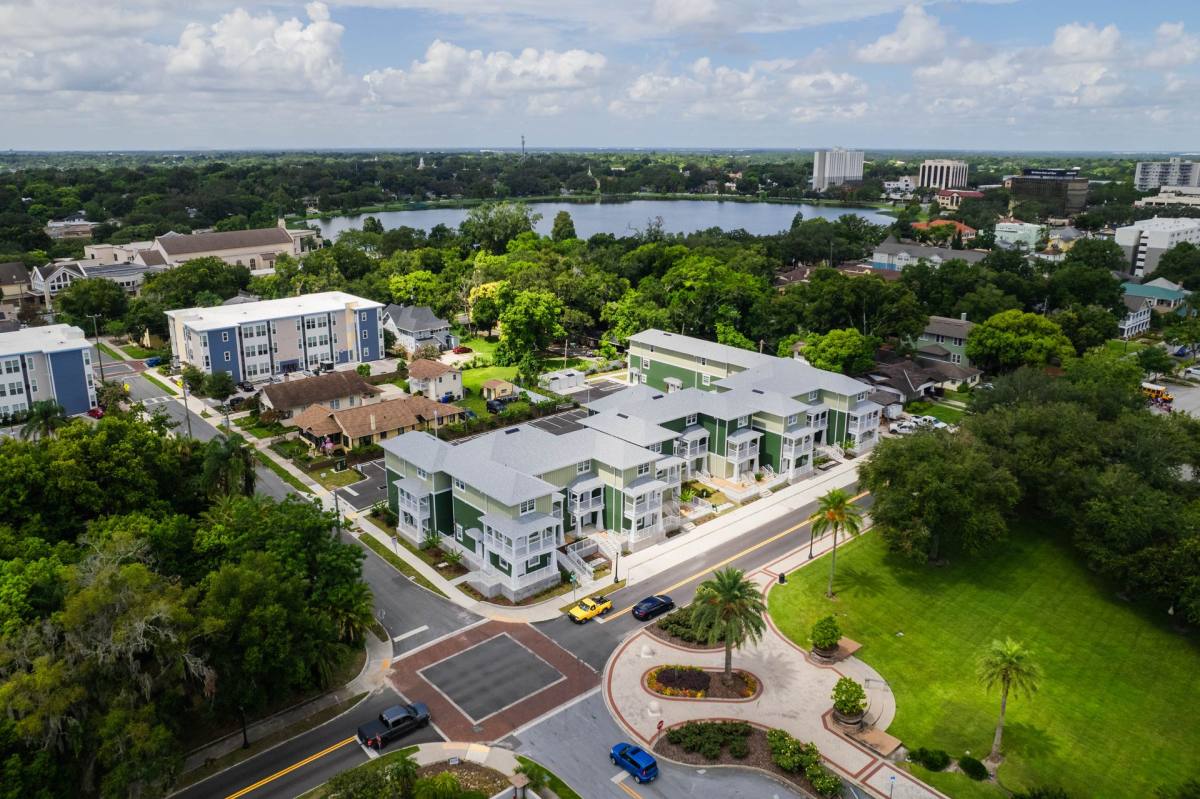 Valencia at the Park, 301 S Lake Ave, Lakeland, FL 33801 - Apartment for Rent - Image 2