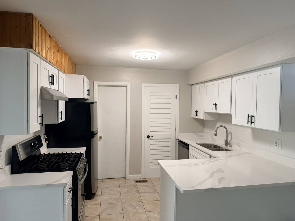 Townhouse for rent at 1313 Kingsbury Dr, Hanover Park, IL 60133