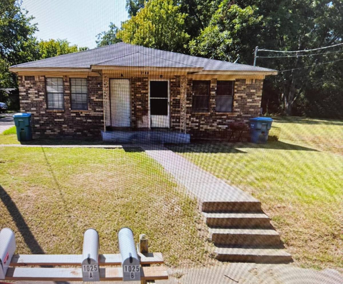 House for rent at 1025A Adams St, Grenada, MS 38901