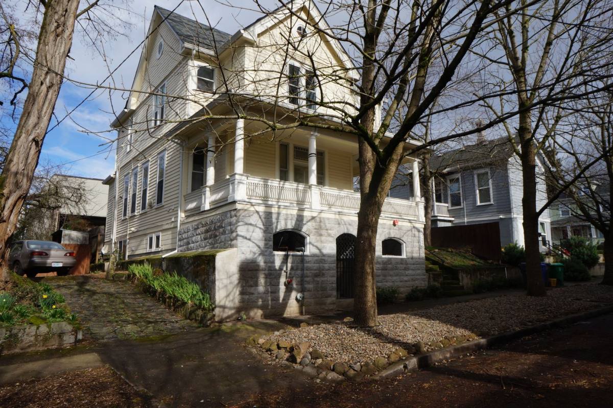 Townhouse for rent at 1325 SE Yamhill St, Portland, OR 97214