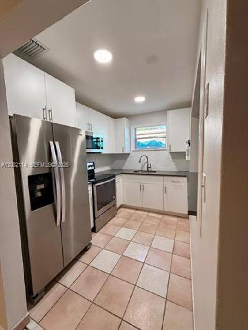 2433 SW 11th St Th, Miami, FL 33135 - Townhouse for Rent - Image 2