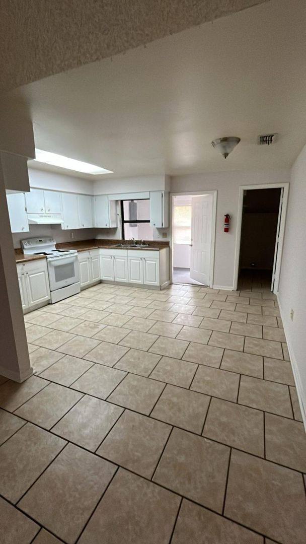 3229-3231 Julia Court, Lakeland, FL 33810 - Apartment for Rent - Image 3