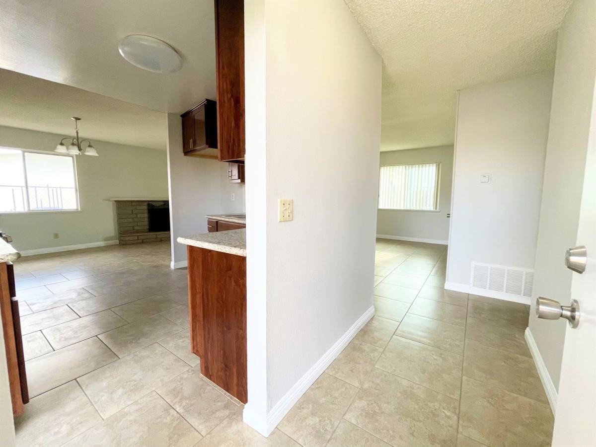 321 Redondo Dr, Oceanside, CA 92057 - House for Rent - Image 2