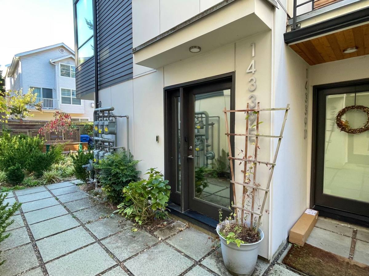 Townhouse for rent at 14339 Stone Ave N #E, Seattle, WA 98133