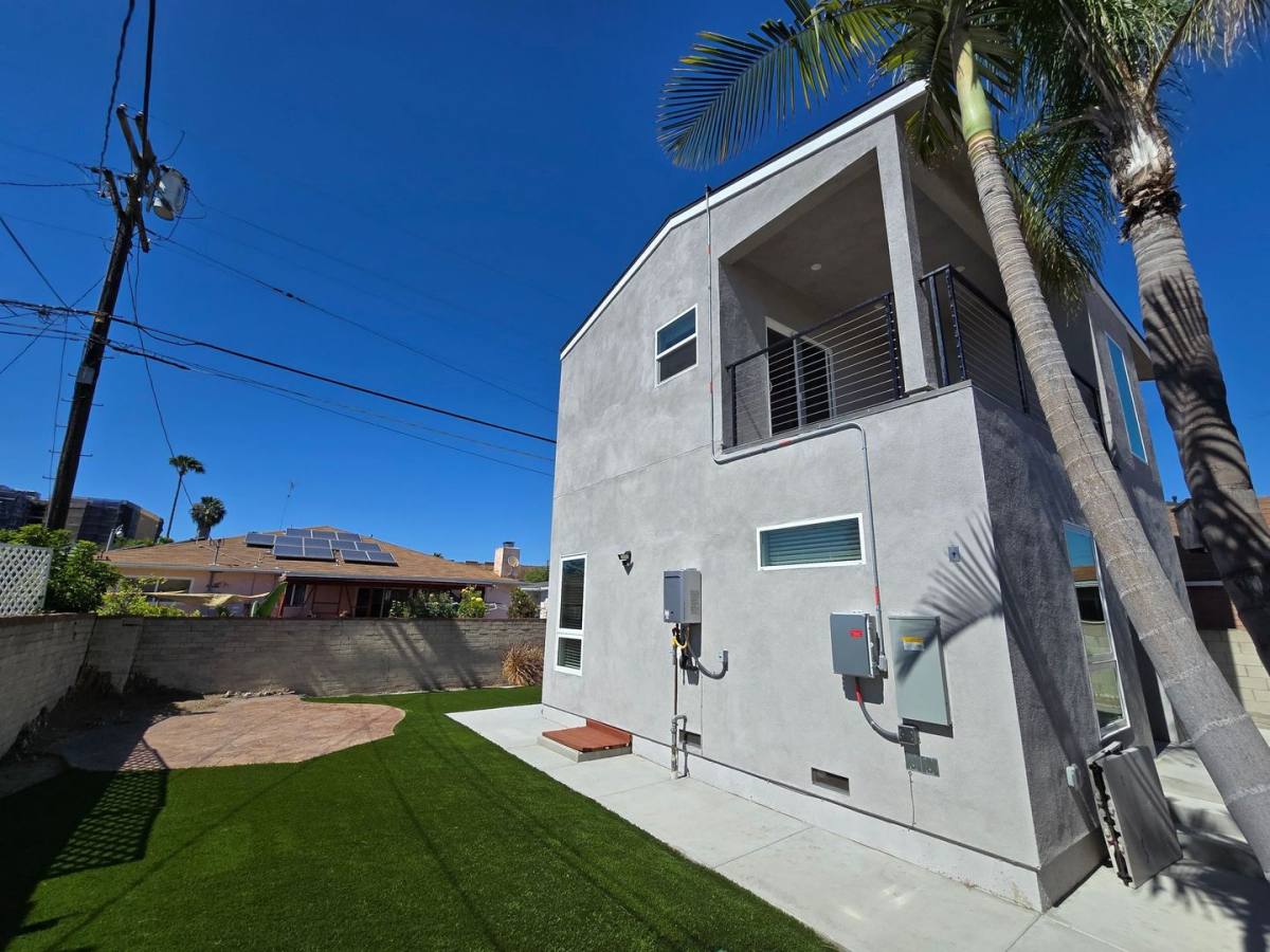 Townhouse for rent at 6226 Pontiac St, San Diego, CA 92115