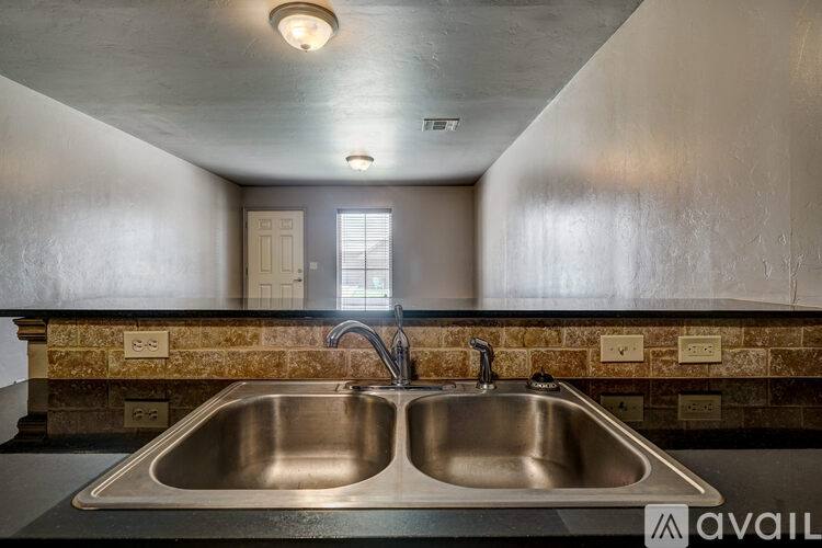 13807 Acme Rd, Shawnee, OK 74804 - Townhouse for Rent - Image 3