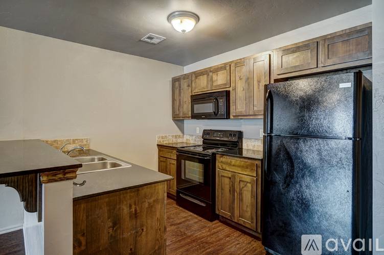 13807 Acme Rd, Shawnee, OK 74804 - Townhouse for Rent - Image 2