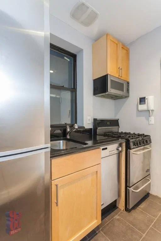 40 Ave B #5W, New York, NY 10009 - Apartment for Rent - Image 4