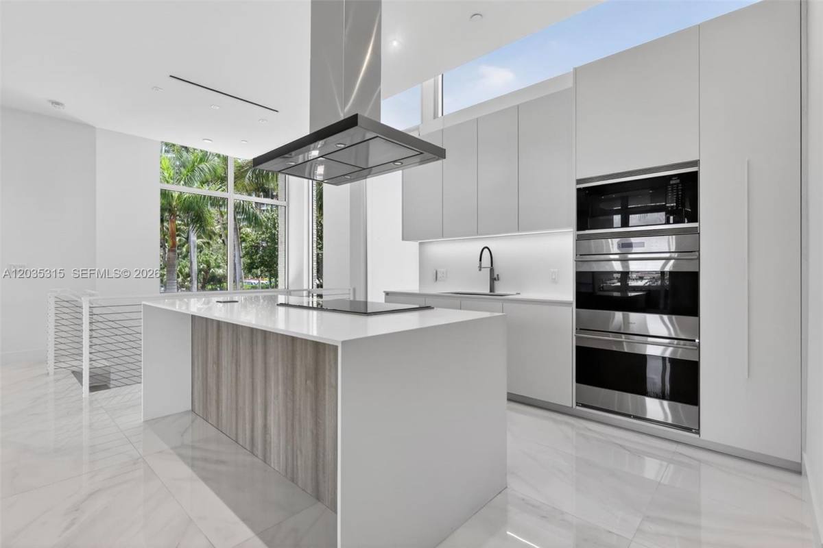 Townhouse for rent at 3750 Yacht Club Dr #TH5, Miami, FL 33180