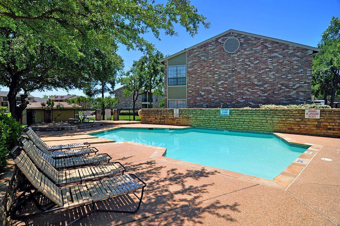 Apartment for rent at Lakeridge Apartment Homes, 1720 Valley View Lane, Irving, TX 75061