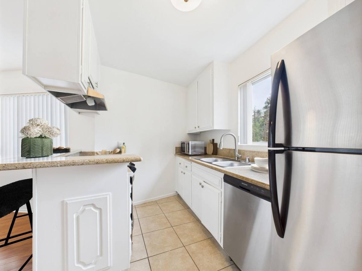 Veteran, 1417 Veteran Ave, Los Angeles, CA 90024 - Apartment for Rent - Image 3