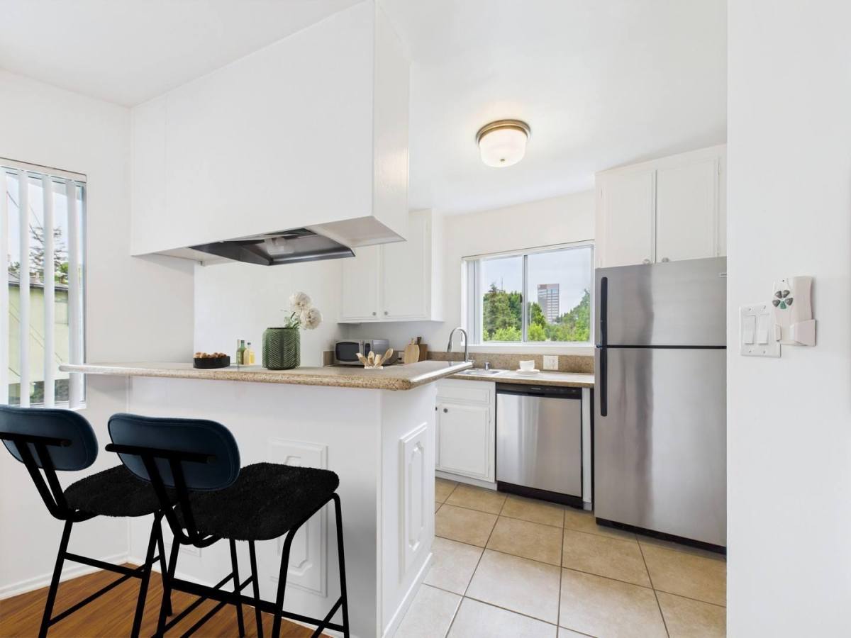 Veteran, 1417 Veteran Ave, Los Angeles, CA 90024 - Apartment for Rent - Image 2