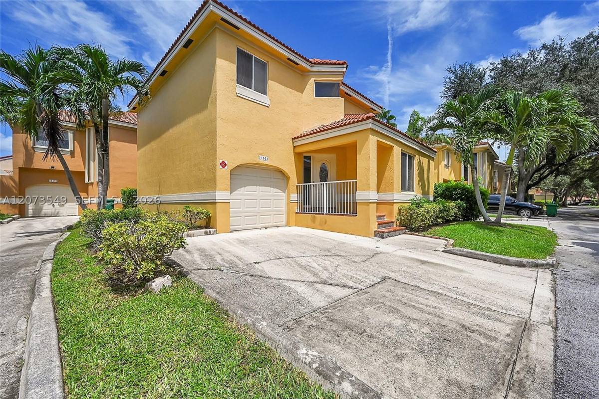 House for rent at 11201 Lakeview Dr #48-M, Coral Springs, FL 33071