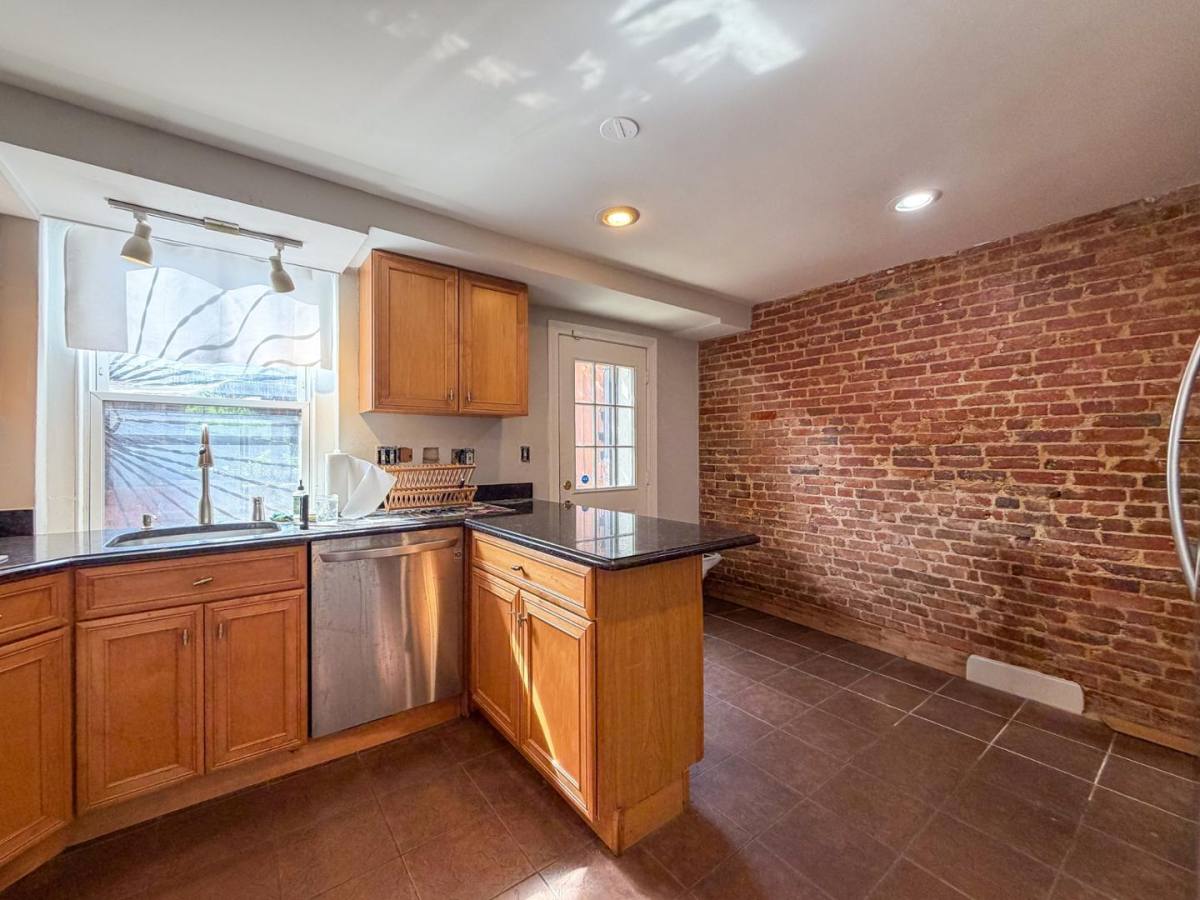 1213 Linden Place NE, Washington, DC 20002 - House for Rent - Image 3