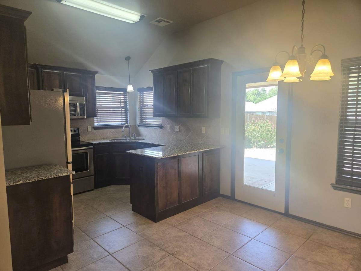 3217 Tenkiller Court, Yukon, OK 73099 - House for Rent - Image 3