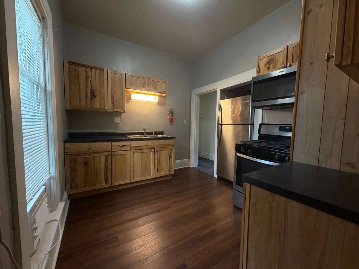 211 Fulton St, Eau Claire, WI 54703 - Apartment for Rent - Image 3