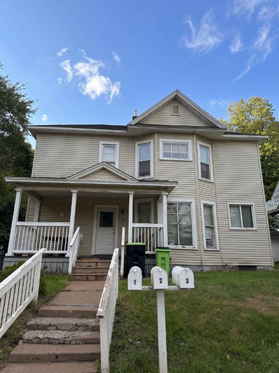 211 Fulton St, Eau Claire, WI 54703 - Apartment for Rent