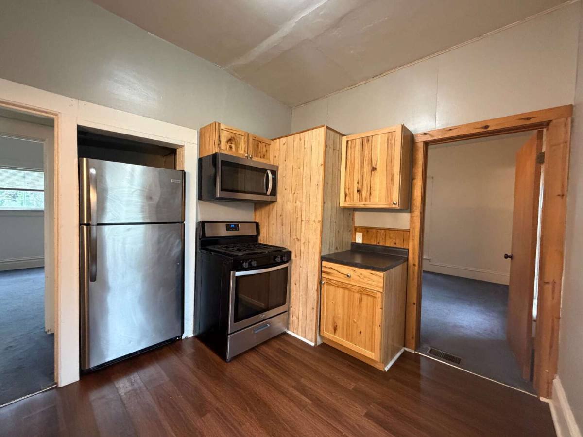 211 Fulton St, Eau Claire, WI 54703 - Apartment for Rent - Image 2