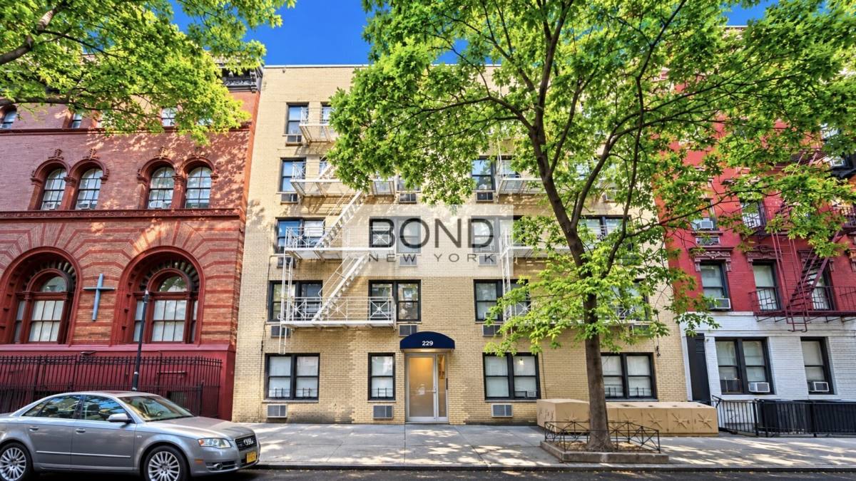 Apartment for rent at 229 E 80th St #44, New York, NY 10075