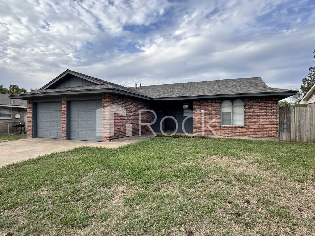 House for rent at 609 NW 17th St, Moore, OK 73160