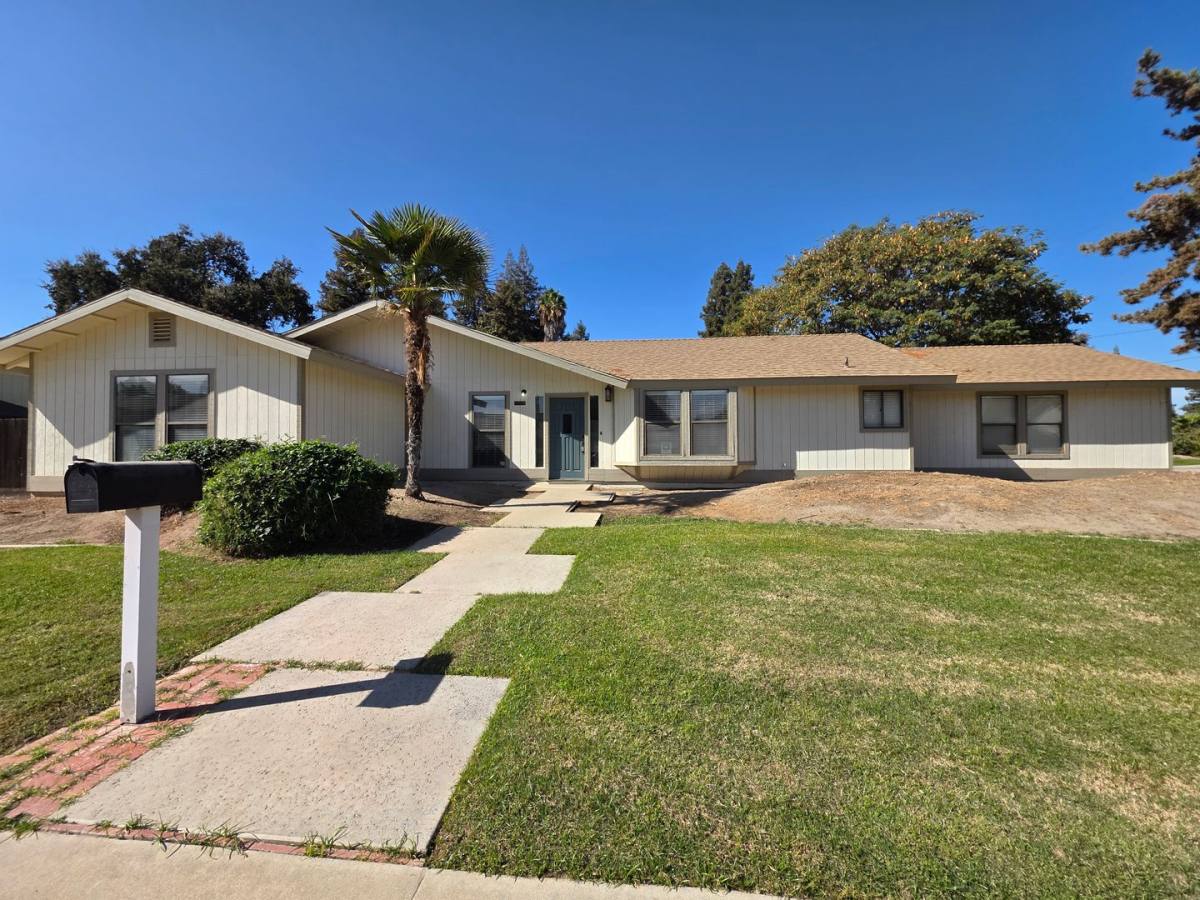 935 N Vista, Visalia, CA 93292 - House for Rent