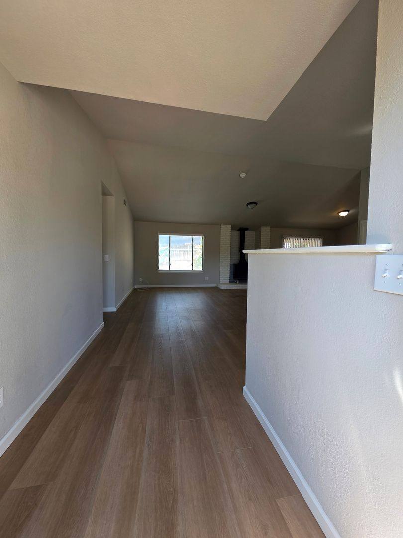 935 N Vista, Visalia, CA 93292 - House for Rent - Image 2