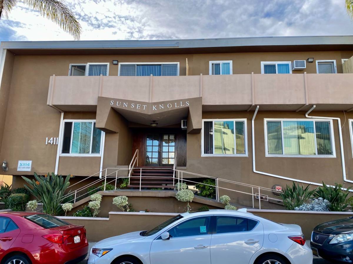 Apartment for rent at 1411 N Fairfax Ave, Los Angeles, CA 90046