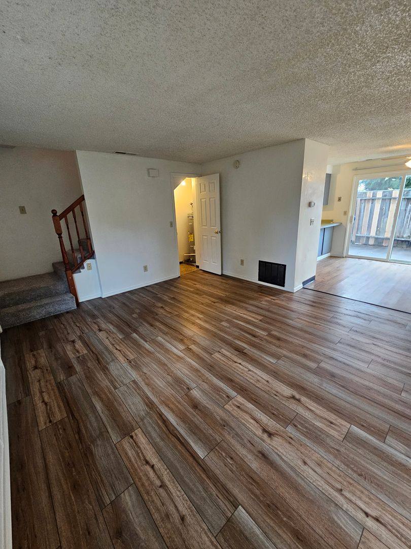 849 E 9th St, Medford, OR 97504 - Townhouse for Rent - Image 2