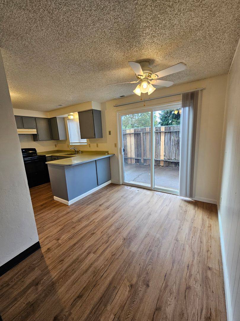 849 E 9th St, Medford, OR 97504 - Townhouse for Rent - Image 4