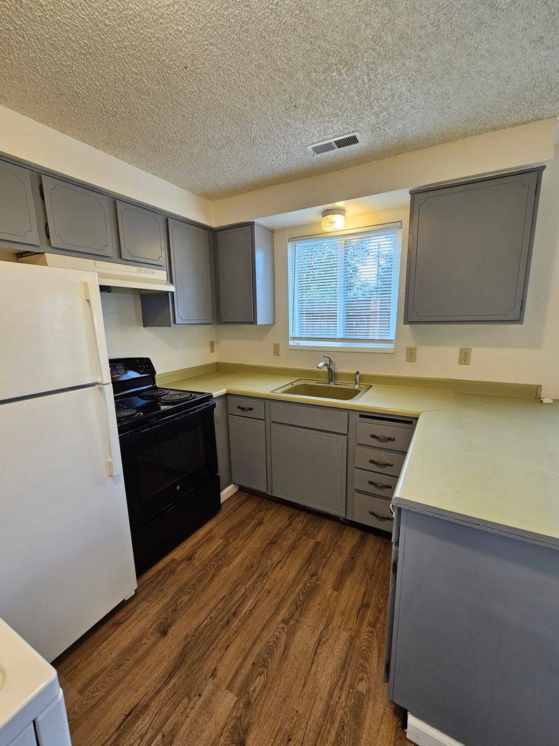 849 E 9th St, Medford, OR 97504 - Townhouse for Rent - Image 6