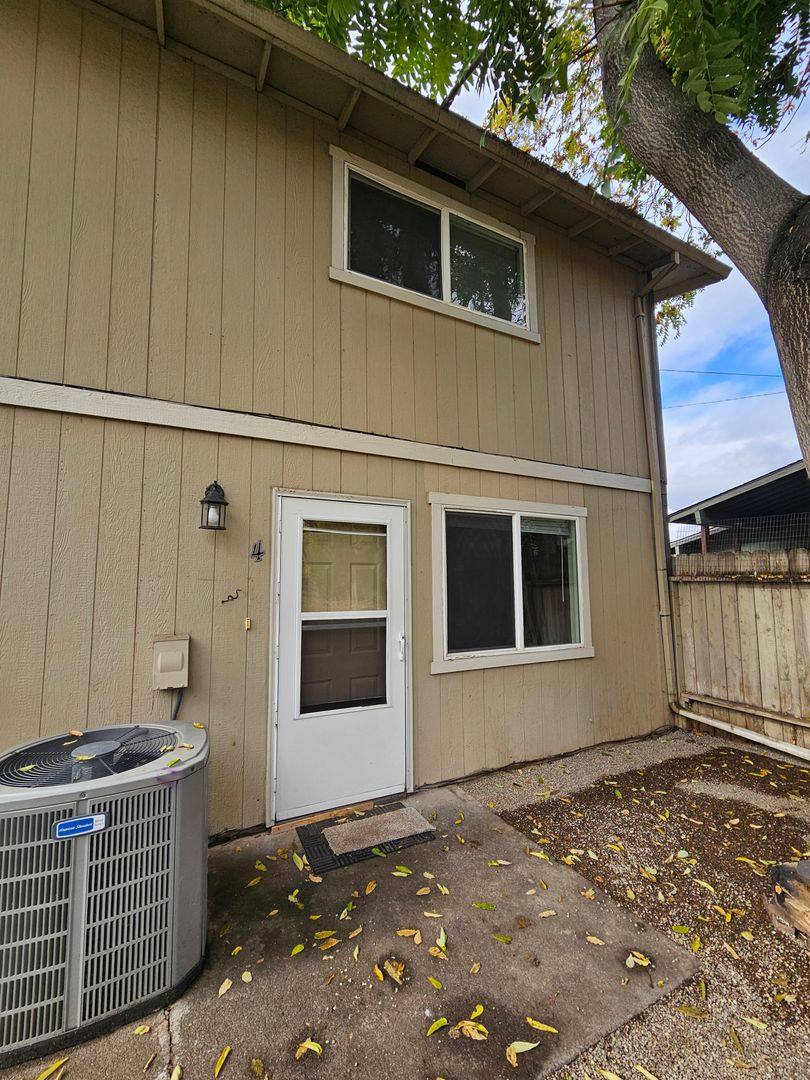 849 E 9th St, Medford, OR 97504 - Townhouse for Rent