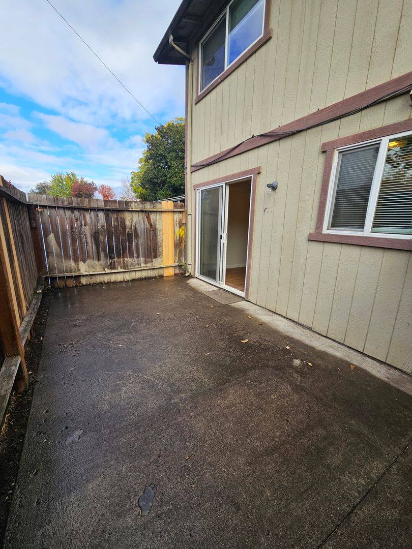 849 E 9th St, Medford, OR 97504 - Townhouse for Rent - Image 7
