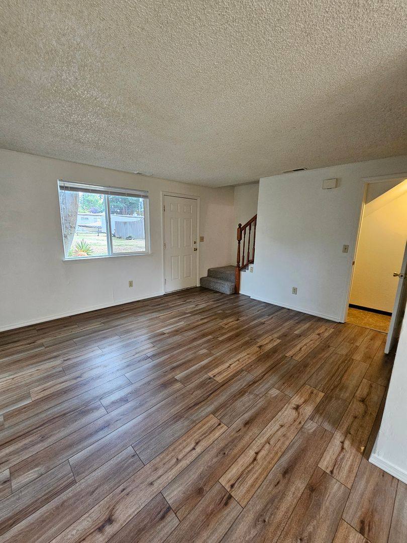 849 E 9th St, Medford, OR 97504 - Townhouse for Rent - Image 3
