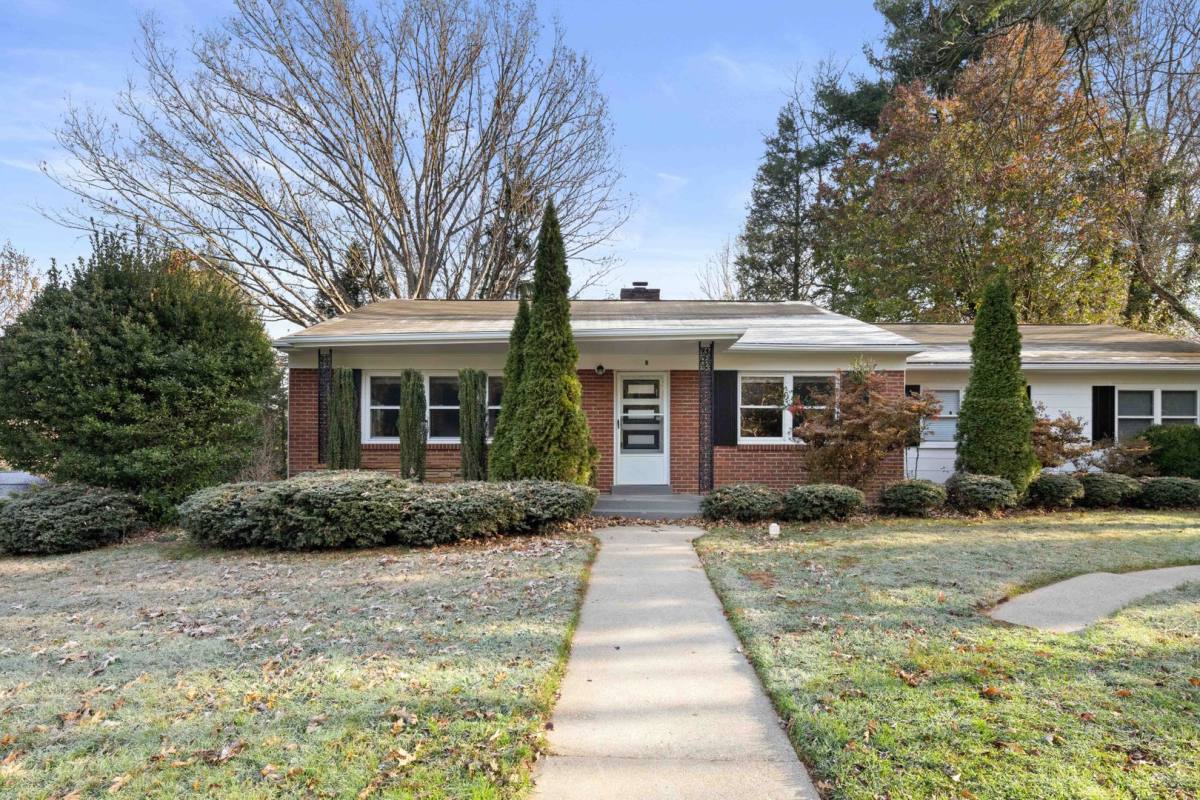 House for rent at 175 B Lakeshore Dr, Asheville, NC 28804