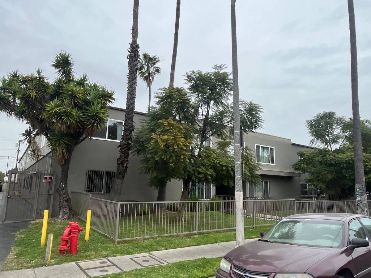 Apartment for rent at 601-605 W 80th St, Los Angeles, CA 90044