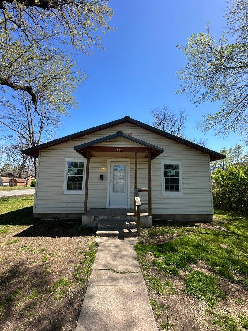 832 I St NW, Miami, OK 74354 - House for Rent