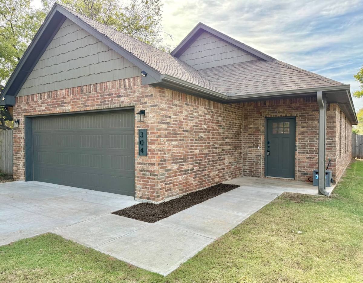 304 W D Ave, Cache, OK 73527 - House for Rent - Image 4