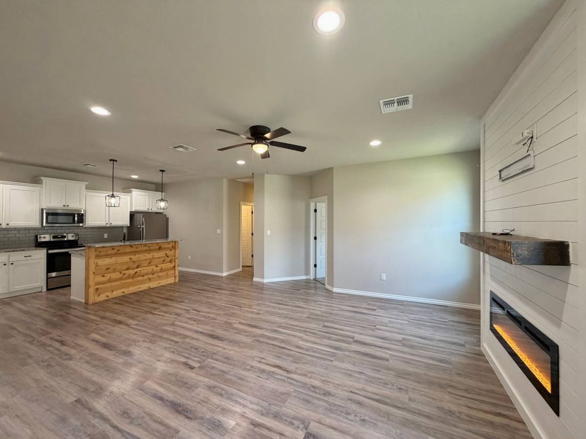 304 W D Ave, Cache, OK 73527 - House for Rent - Image 6