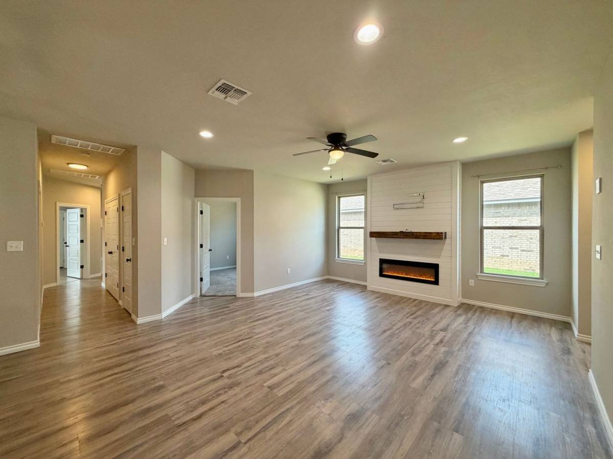 304 W D Ave, Cache, OK 73527 - House for Rent - Image 8