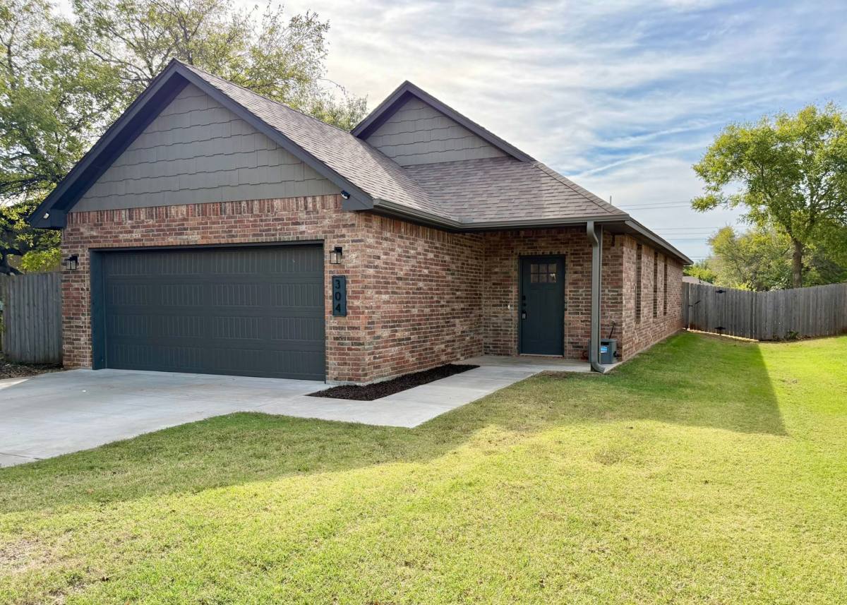 304 W D Ave, Cache, OK 73527 - House for Rent - Image 2