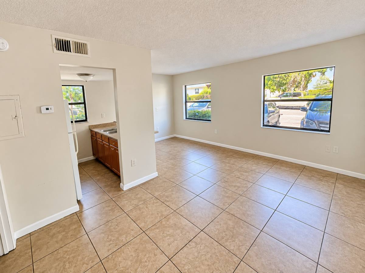 927 N Iowa #C-17, Lakeland, FL 33801 - Apartment for Rent - Image 1
