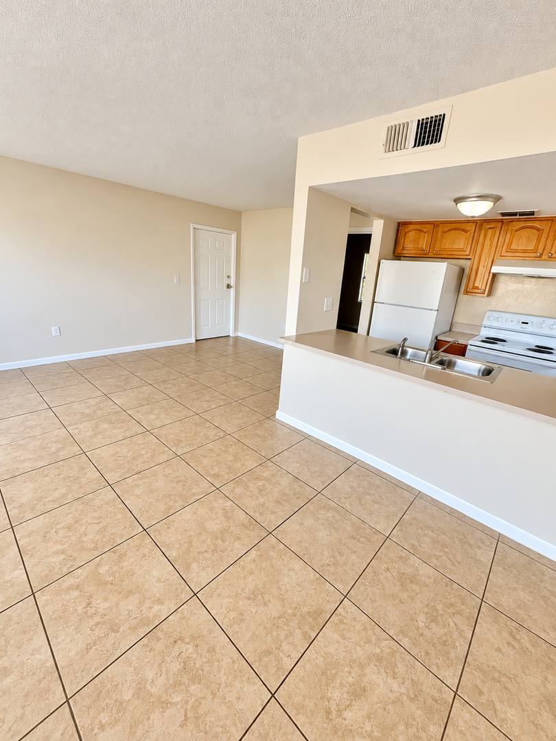 927 N Iowa #C-17, Lakeland, FL 33801 - Apartment for Rent - Image 2