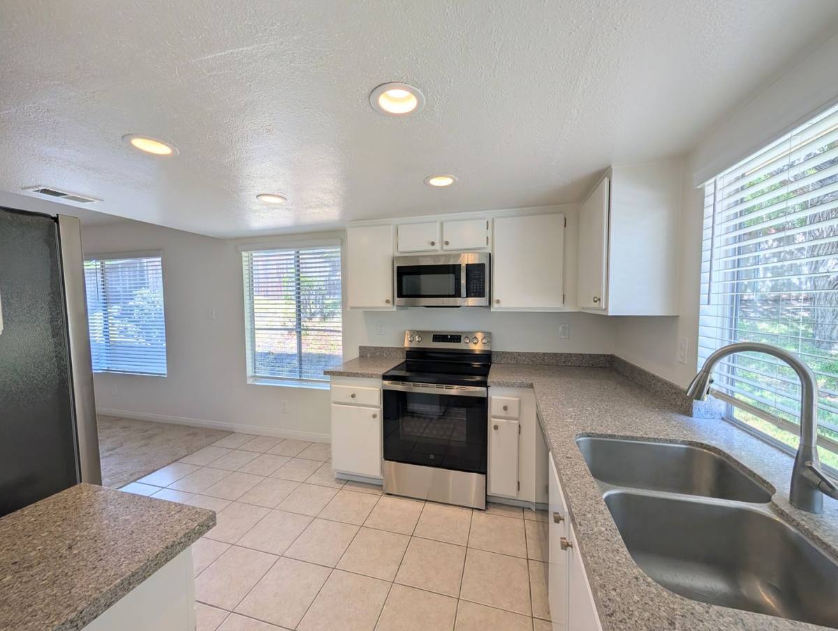 2042 Valley Rd, Oceanside, CA 92054 - House for Rent - Image 10