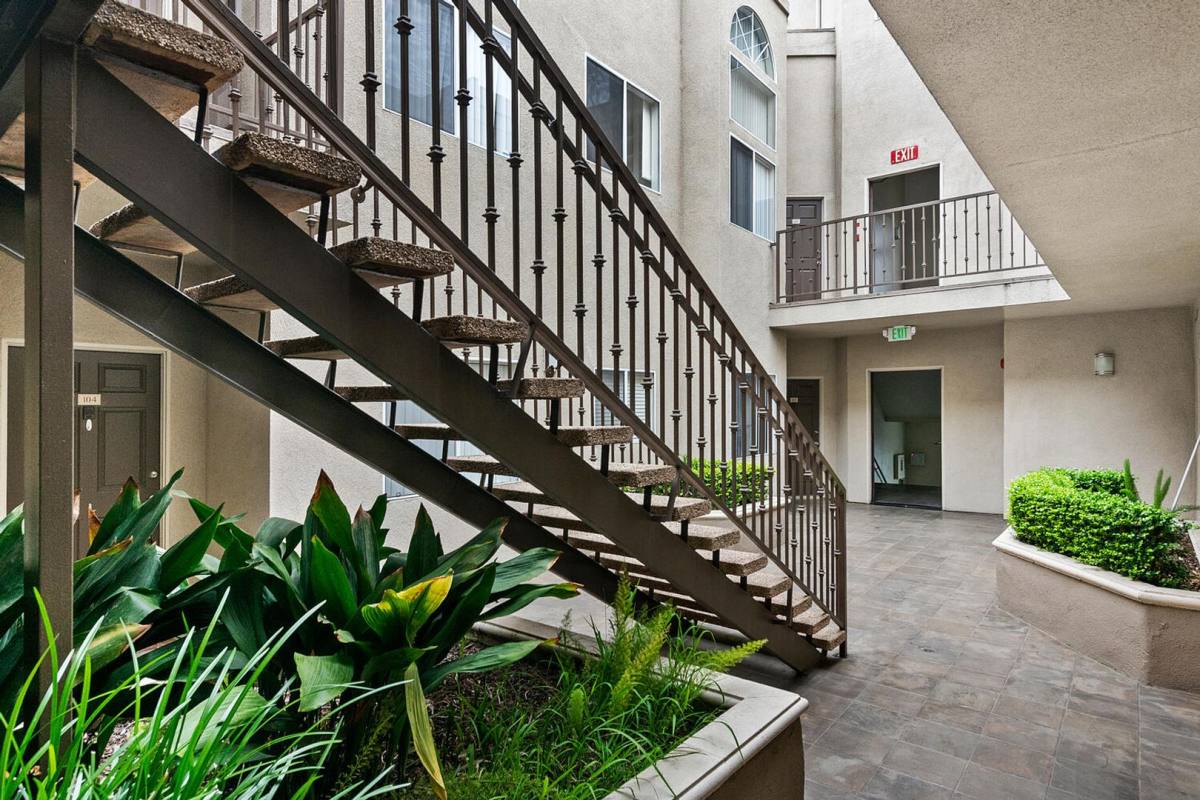 Vista Court Apartment Homes, 5200 Inglewood Blvd, Culver City, CA 90230 - Apartment for Rent - Image 5