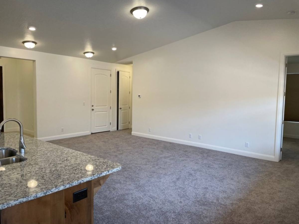 1117 N Red Beryl Dr, Washington, UT 84780 - House for Rent - Image 2
