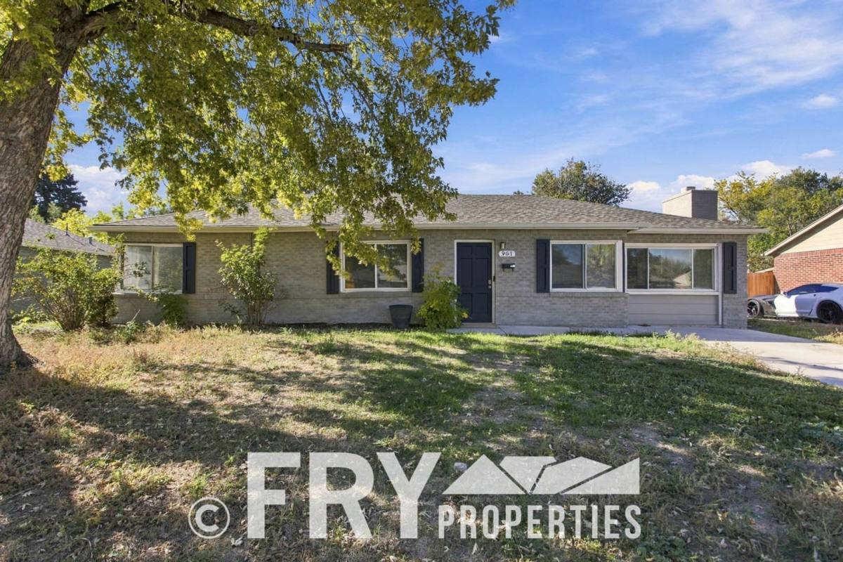 House for rent at 961 Tucson St, Aurora, CO 80011