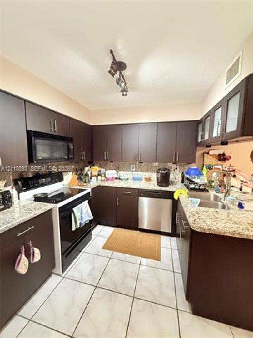 261 Navarre Ave Th C-8, Coral Gables, FL 33134 - Townhouse for Rent